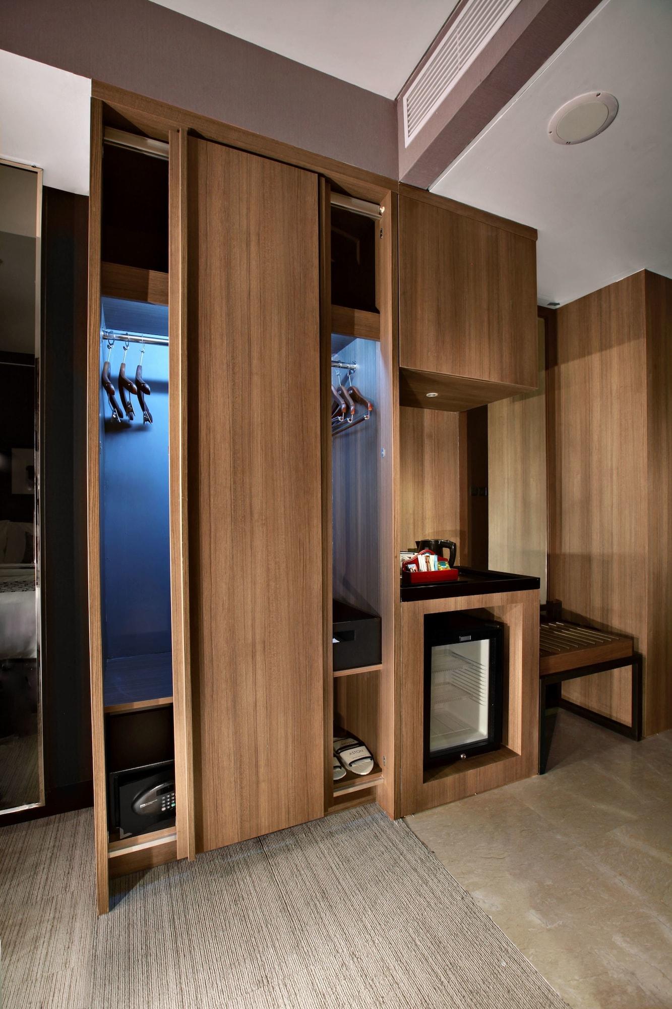 Aston Priority Simatupang Hotel And Conference Center Джакарта Екстериор снимка