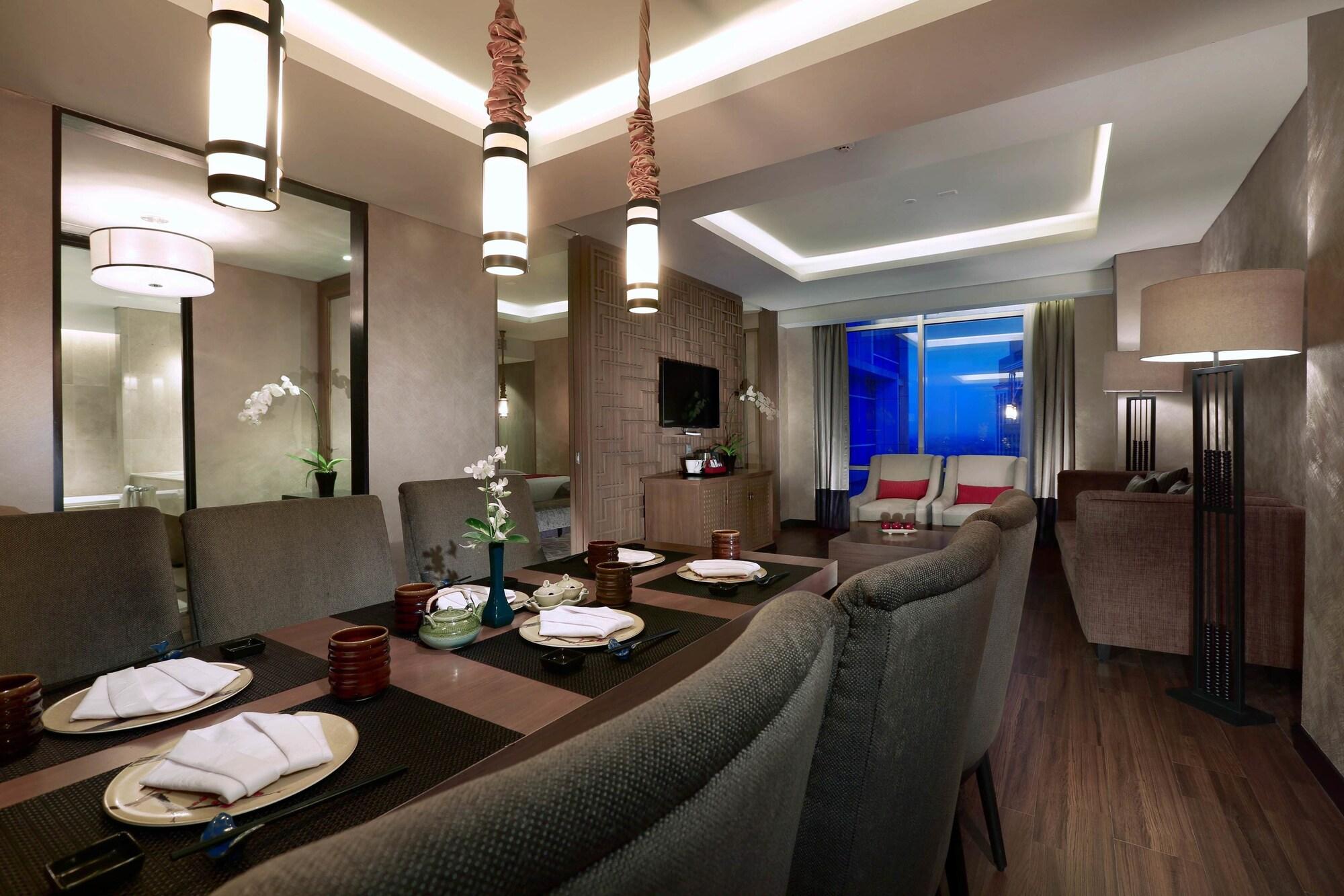 Aston Priority Simatupang Hotel And Conference Center Джакарта Екстериор снимка
