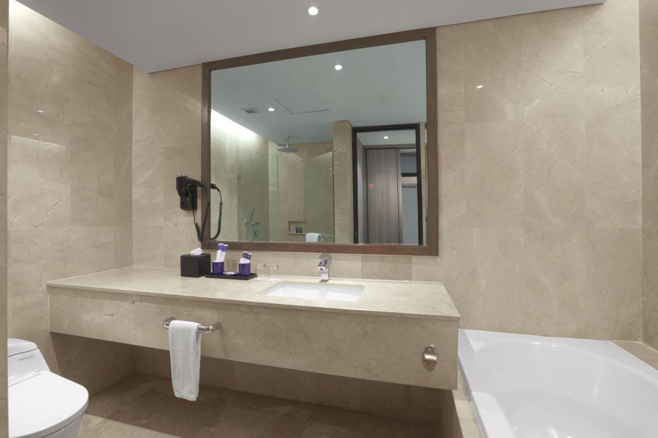 Aston Priority Simatupang Hotel And Conference Center Джакарта Екстериор снимка