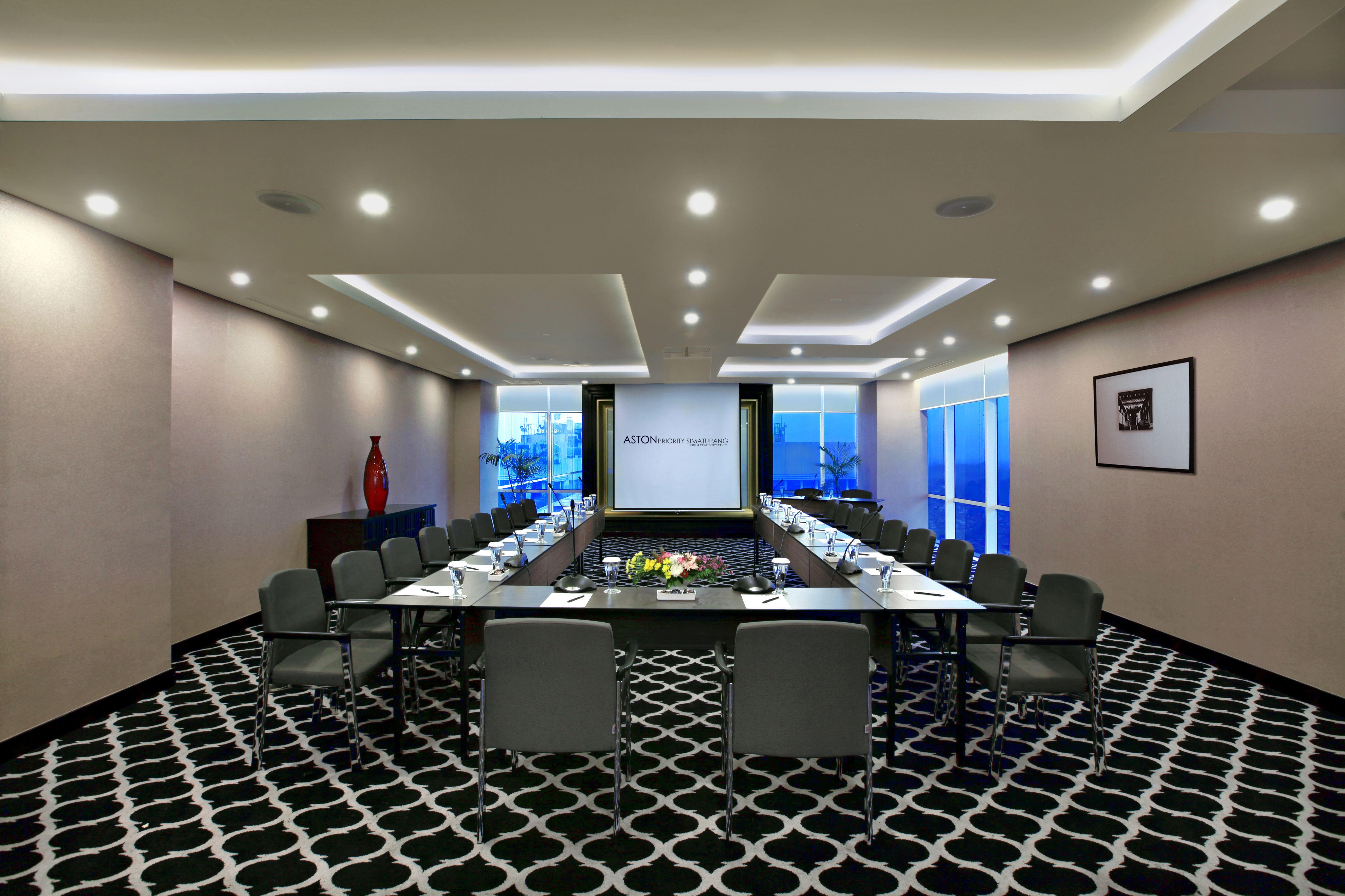 Aston Priority Simatupang Hotel And Conference Center Джакарта Екстериор снимка