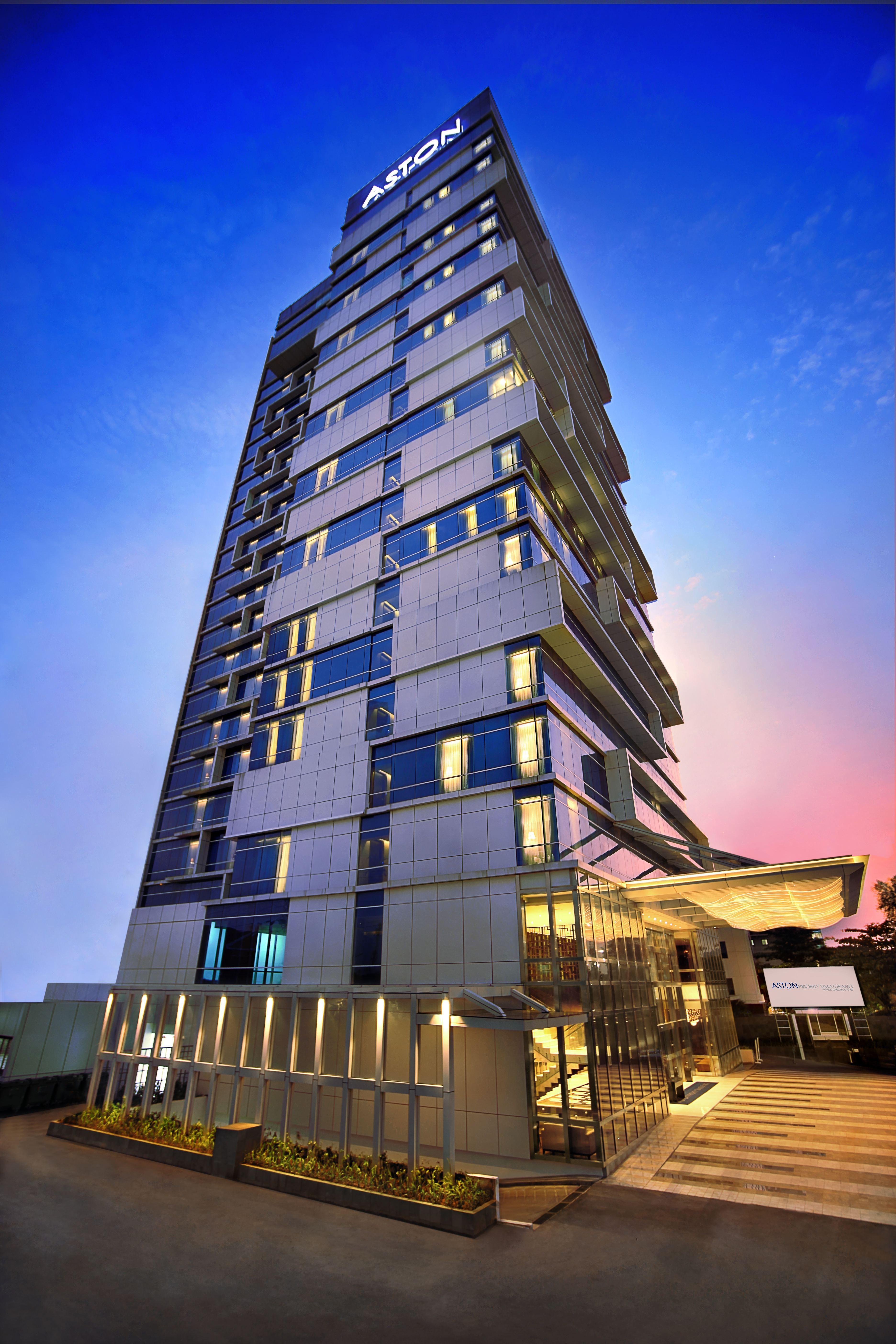 Aston Priority Simatupang Hotel And Conference Center Джакарта Екстериор снимка