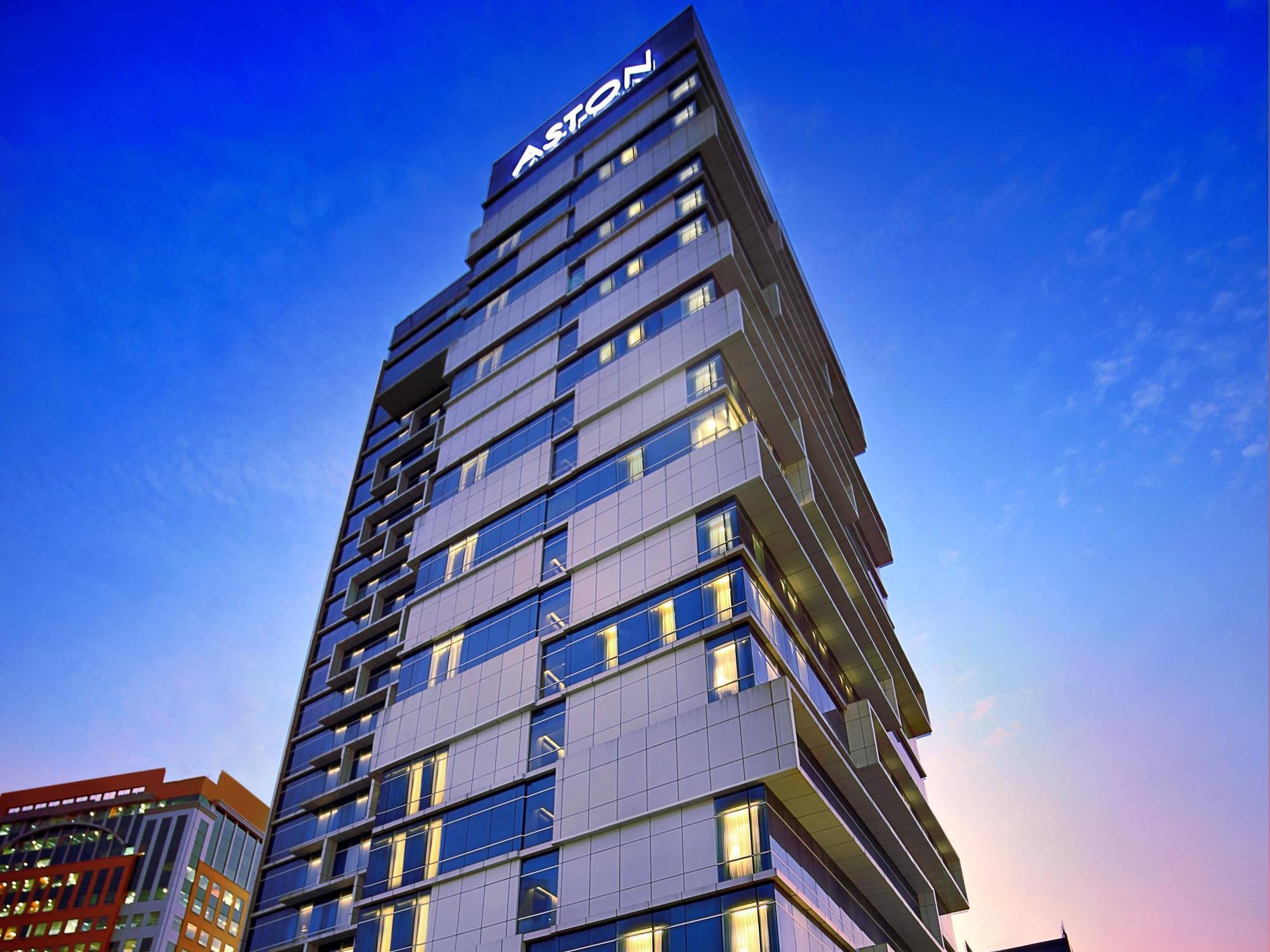 Aston Priority Simatupang Hotel And Conference Center Джакарта Екстериор снимка