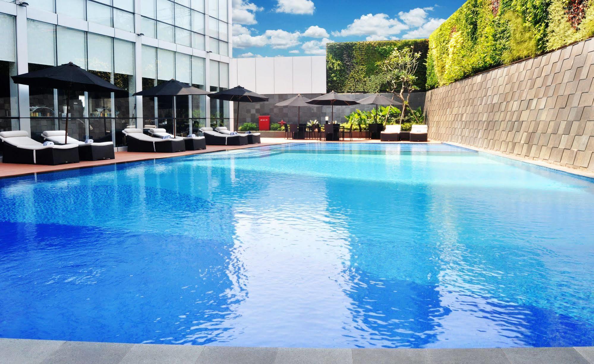 Aston Priority Simatupang Hotel And Conference Center Джакарта Екстериор снимка