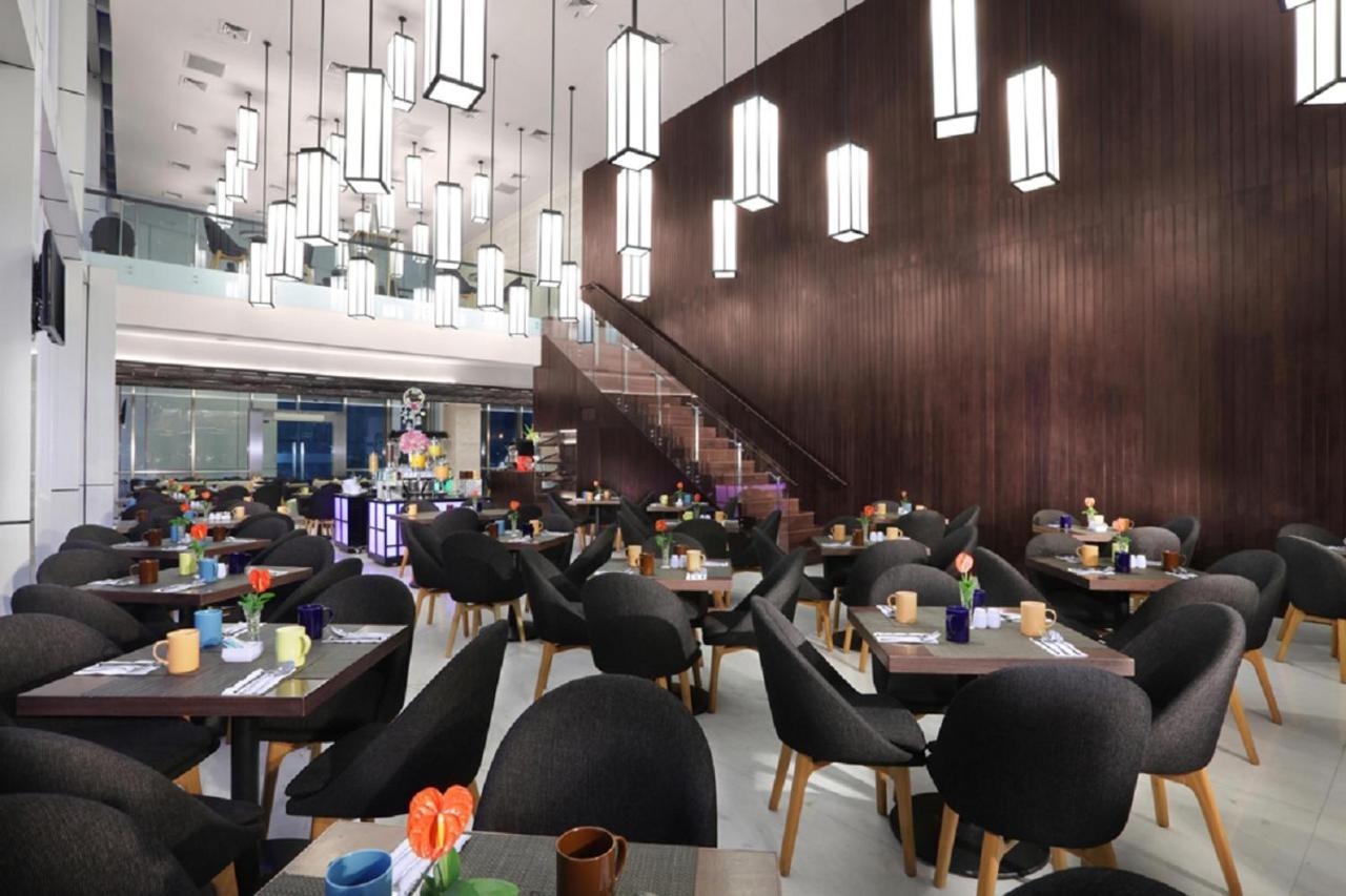 Aston Priority Simatupang Hotel And Conference Center Джакарта Екстериор снимка