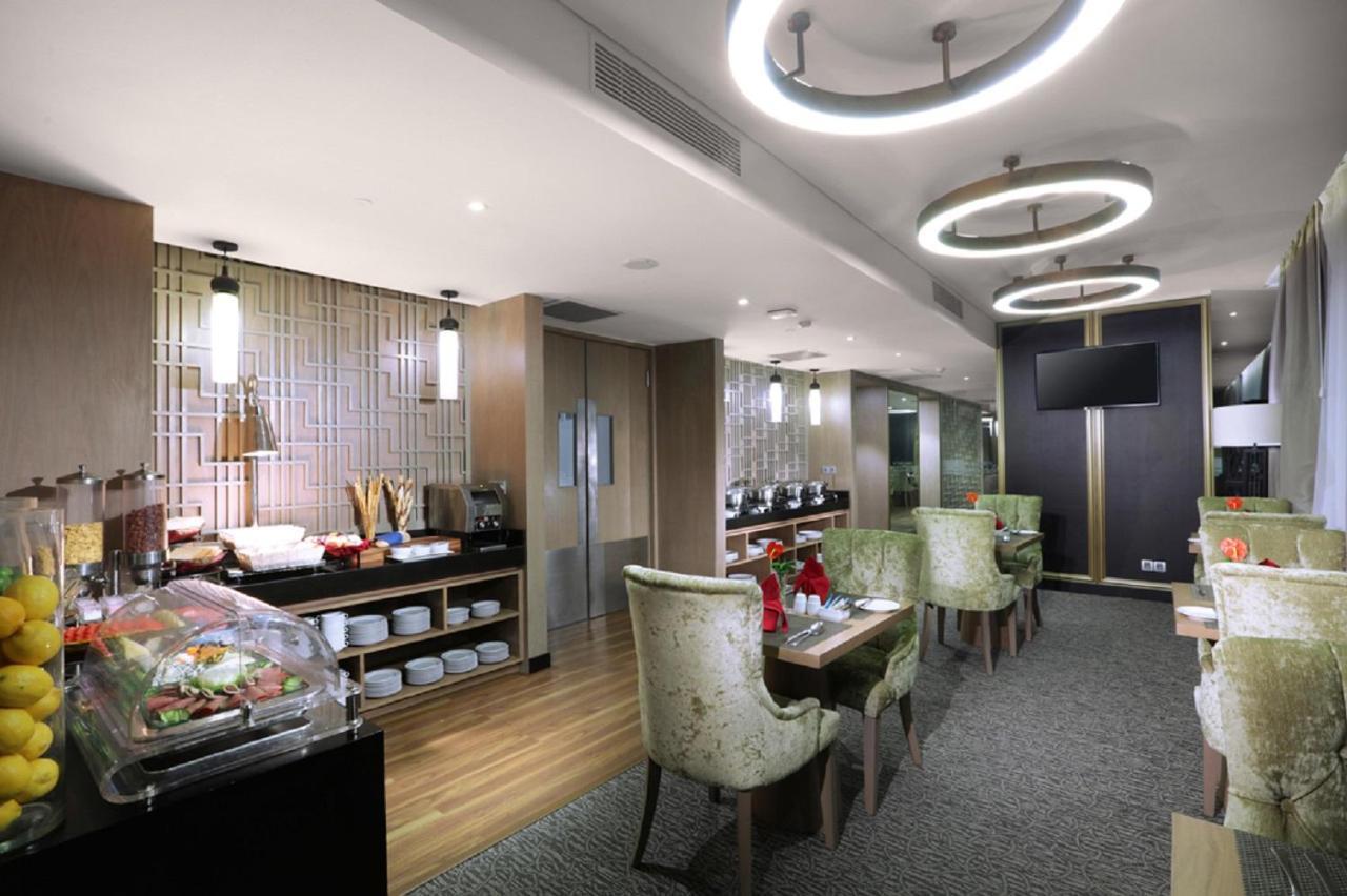 Aston Priority Simatupang Hotel And Conference Center Джакарта Екстериор снимка